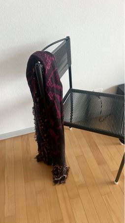 Trendiger Winterschal mit Muster in Lila- und Brauntönen.