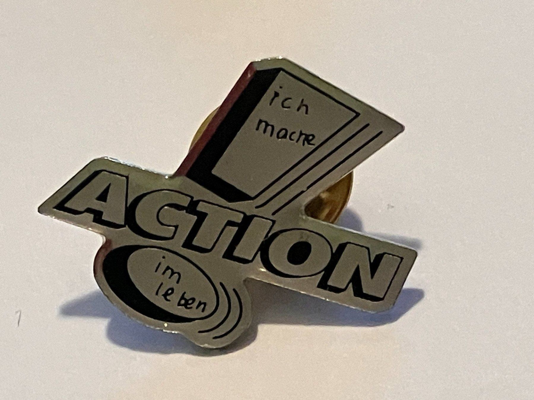 Plaketten & Abzeichen: 1 Pin ich mache Action im Leben – Gebraucht aus Basel von djwwpp