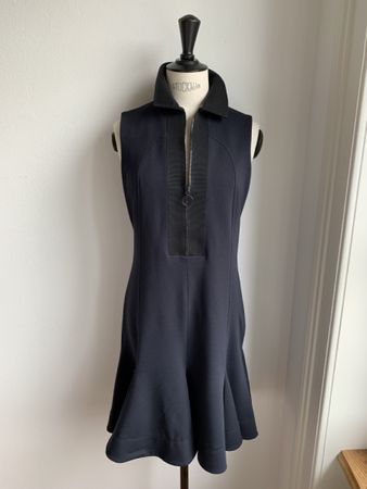 AKRIS: Lässiges nachtblaues Kleid mit Volant, 36