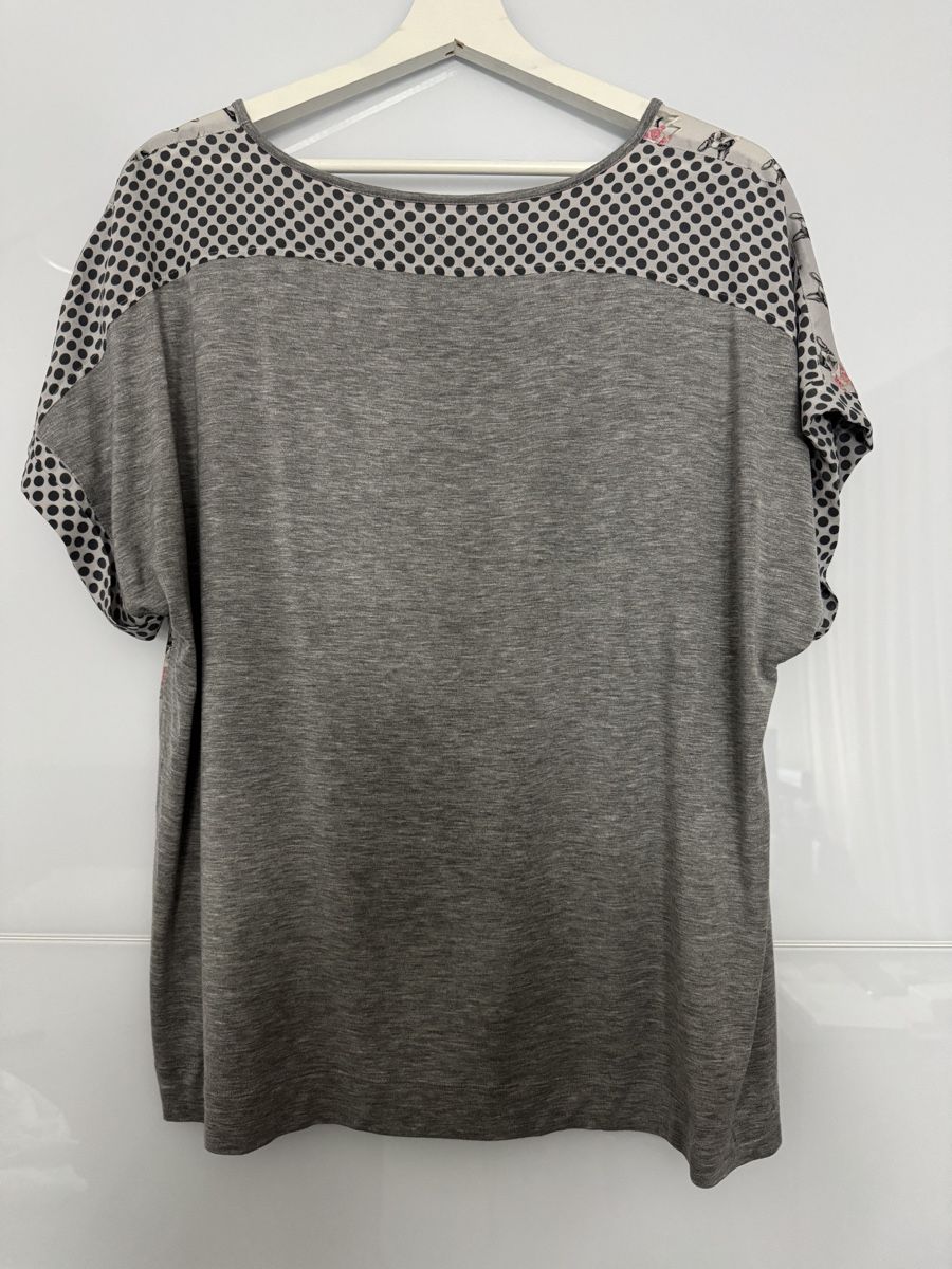 Marc Cain T-shirt: Marc Cain T-Shirt/Bluse mit einem Hundenmuster – Usato da Grenchen venduto da servet.t 2
