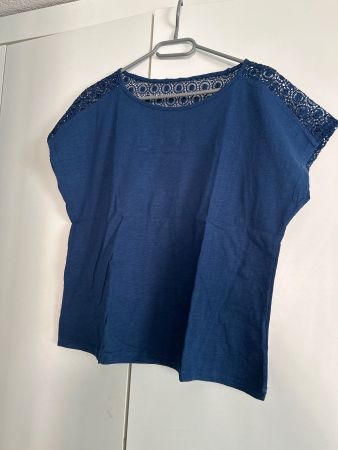 Sommerliches, blaues Shirt mit Spitze, Grösse L