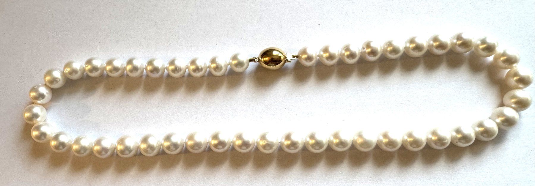 Perle (finte): Klassisches Perlencollier mit Oliven-Goldverschluss 18Kt. – Nuovo e nell'imballaggio originale da Hombrechtikon venduto da Harosa 1