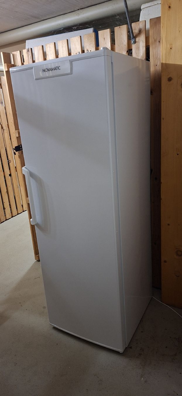Novamatic Congelatori: NOVAMATIC Gefrierschrank 225 Liter – Usato da Weinfelden venduto da Fun52 1