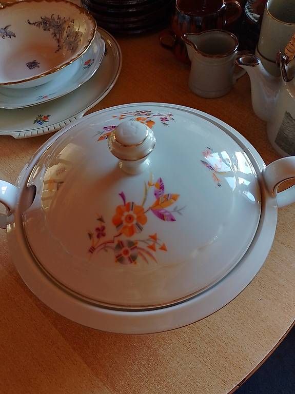 Coupes: Suppen Schüssel mit Deckel und Muster – D'occasion à Walliswil-Nbipp par australien2007 1