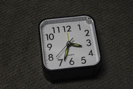 Leise Quarz Wecker Analog mit Nachtlicht Schwarz