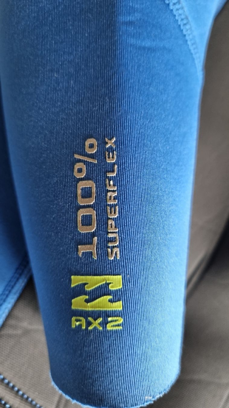 Completi: Billabong Neopren- Top , Grösse 16 / S – Usato da Tägertschi venduto da Fank111 2