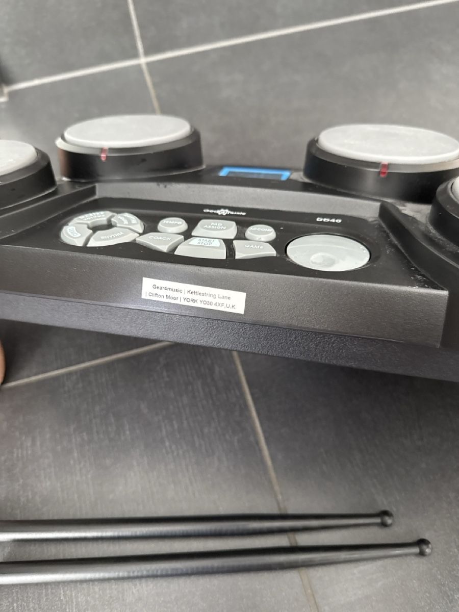 Instruments de musique: Elektronisches Schlagzeug mit Sticks – D'occasion à Biberist par beat-gubler 3