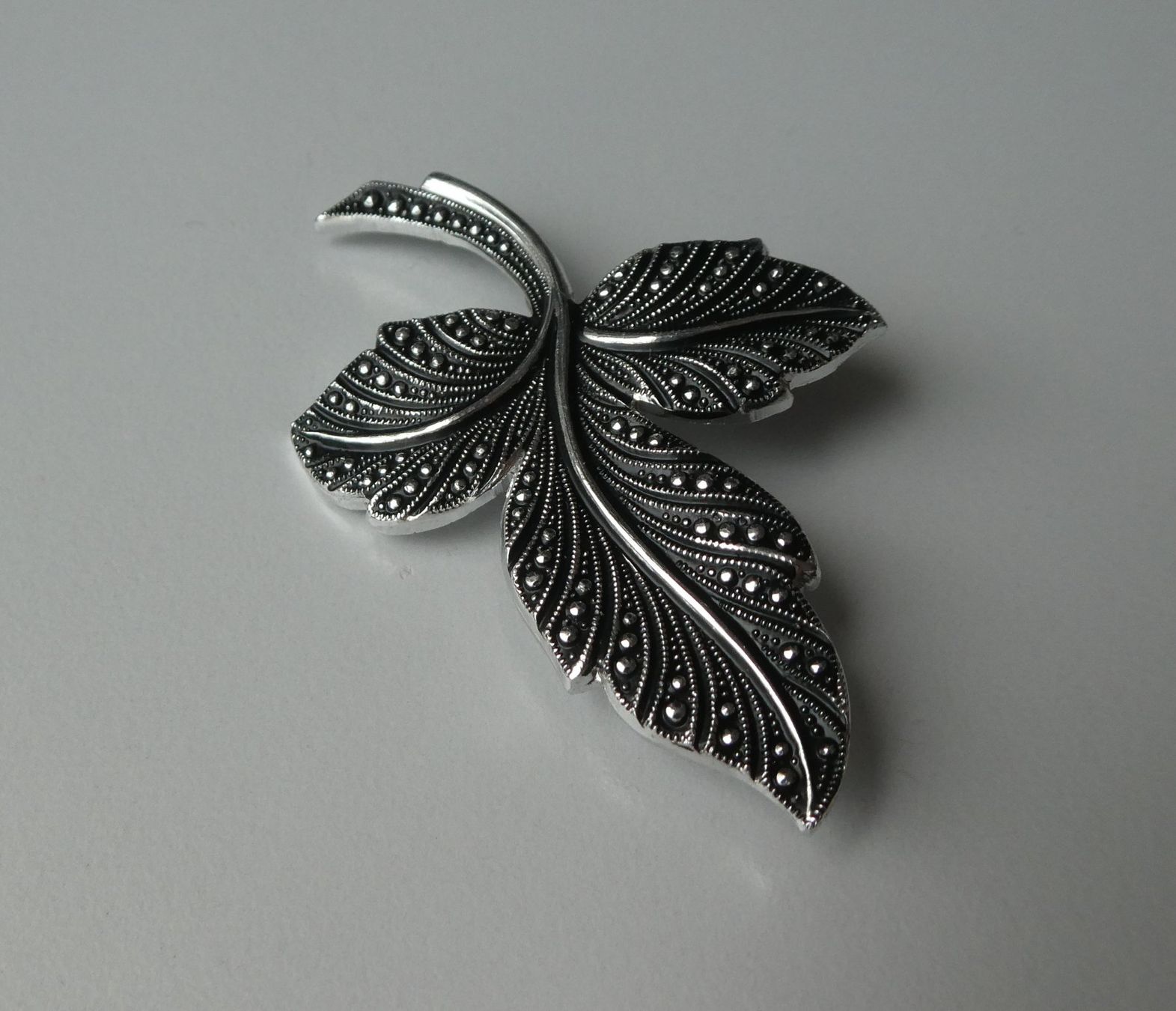 Spille & Fermagli: Vintage Blattbrosche 60er Modeschmuck – Usato da Frauenfeld venduto da ZAZ12 1