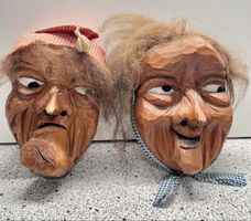 Holzmaskenpaar Schweiz Schnitzerei Handarbeit traditionell
