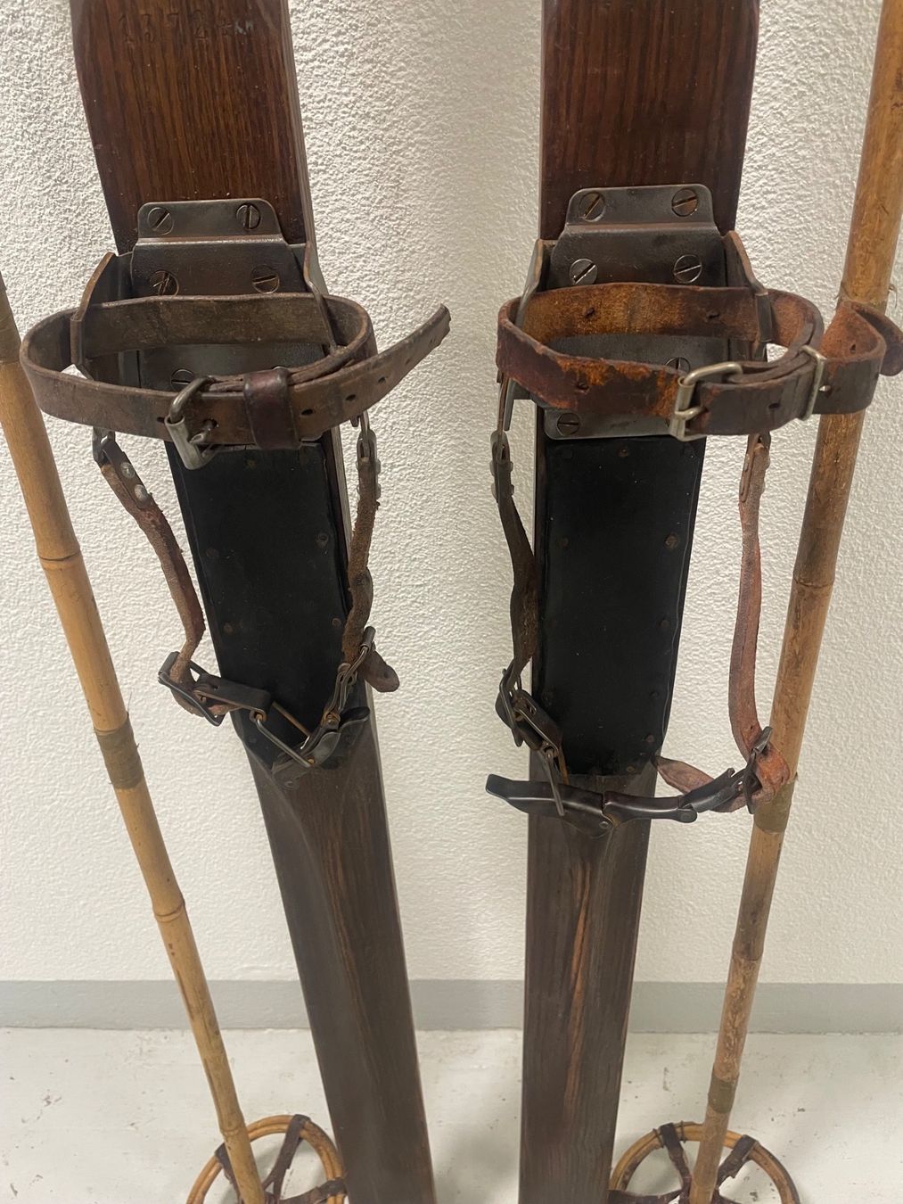Skis: Ski, ca. 100jährige Ski mit Lederbindung und Stöcken – D'occasion à Menziken par fiat-500 2