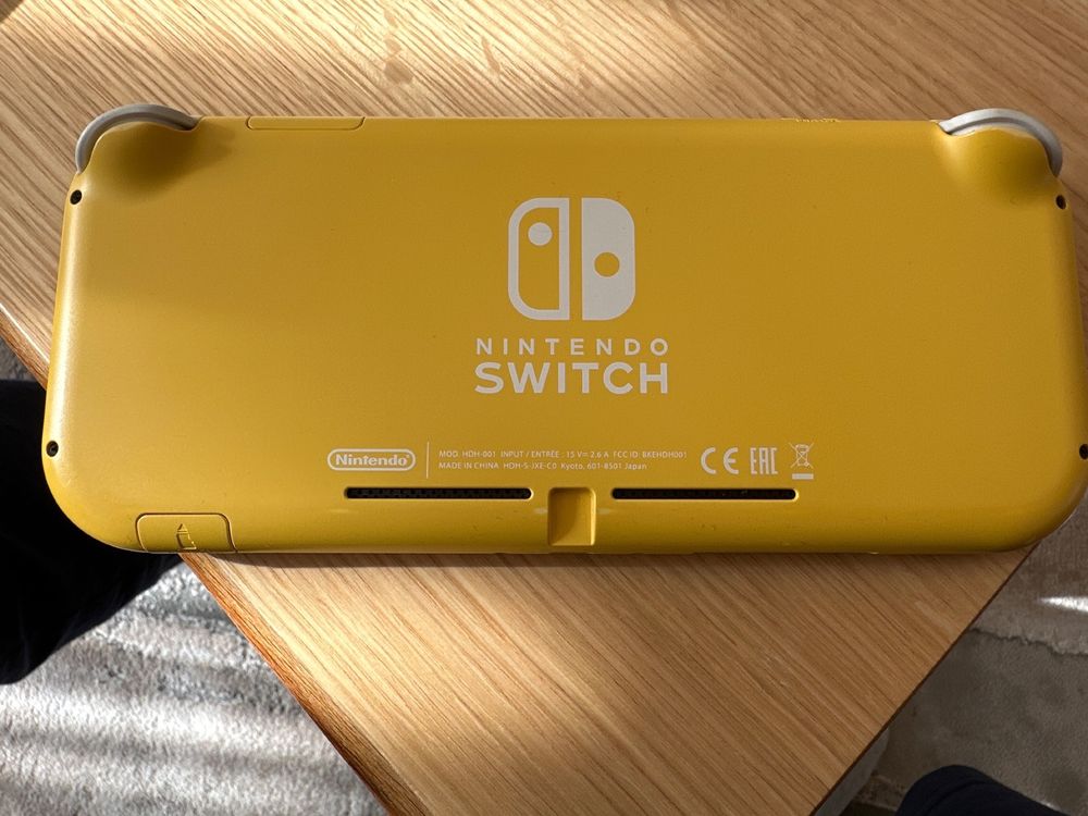 Nintendo Switch lite in Farbe gelb plus hülle und Ladegerät