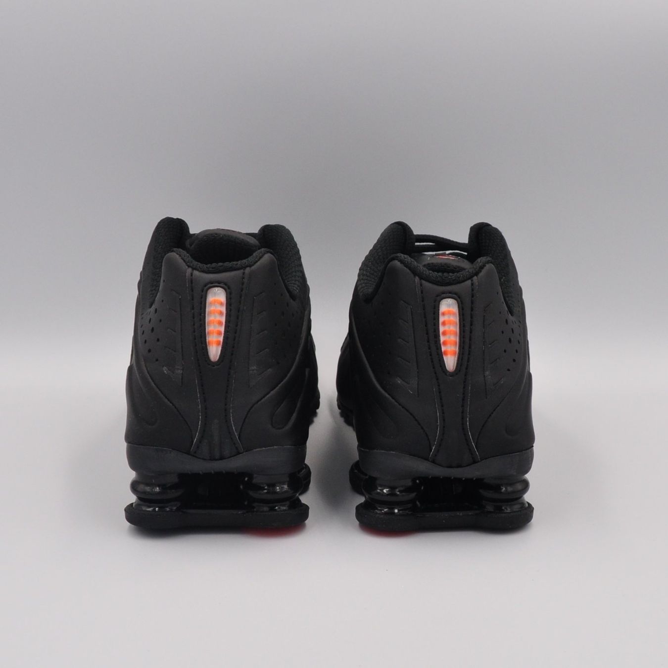 Nike Herrenschuhe: Nike Shox R4 Black 38.5 – Neu und originalverpackt aus Bern von SneakerheavenLT 5