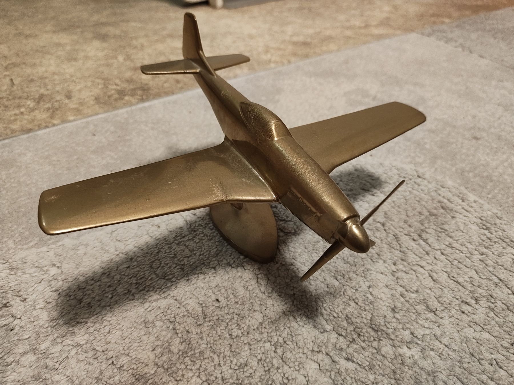 Kit di modellismo & Modellini statici: Messingfarbener P51 Mustang Modell – Usato da Bäch SZ venduto da BirdyTheBird