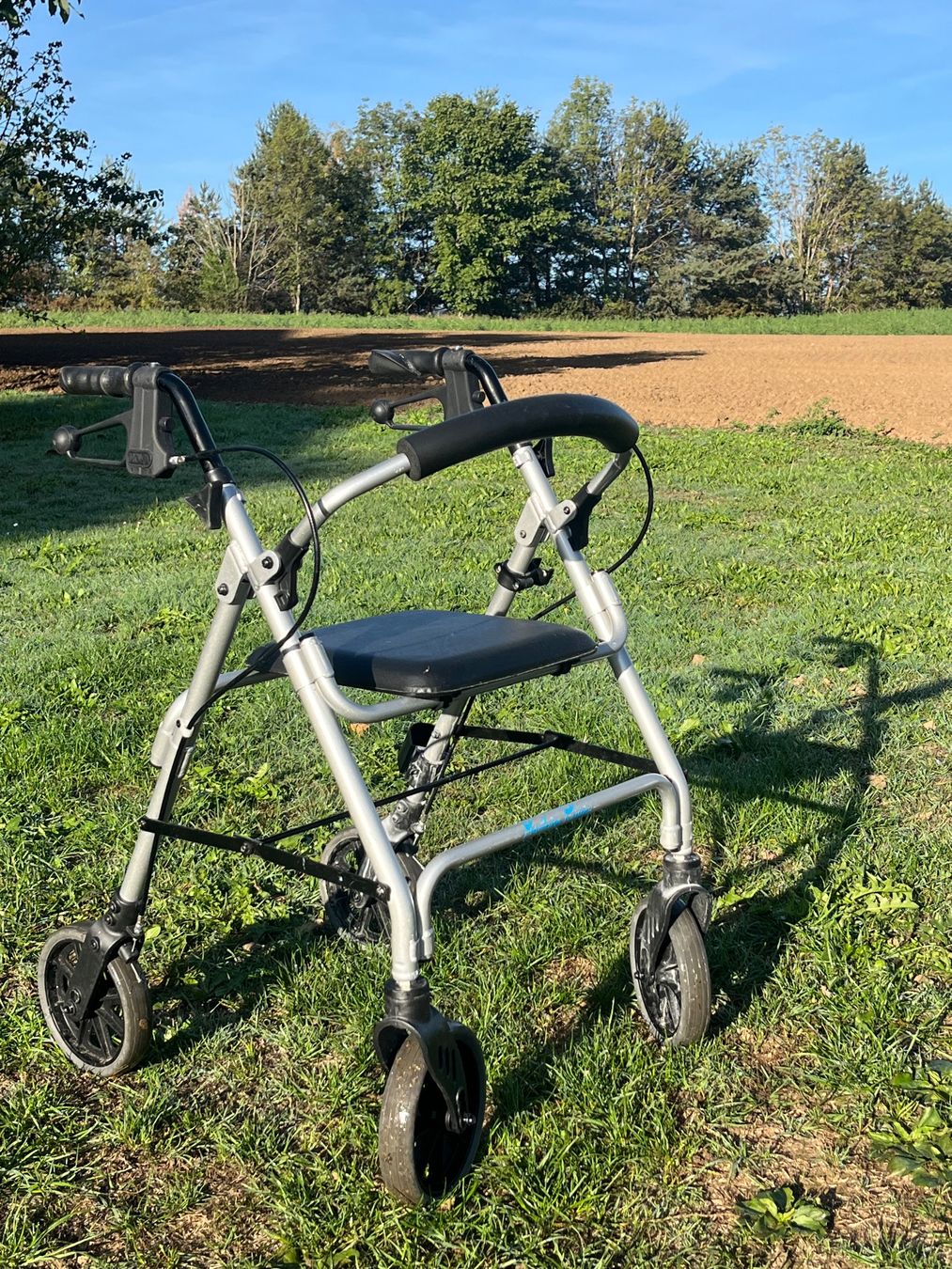 Aides à la marche: Rollator leichtmodell Alu – D'occasion à Allmendingen b. BE par juair 1