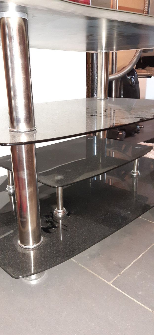 Mobili TV: TV-Glas-Beistelltisch mit Chromgestell. – Usato da Richterswil venduto da ADIACE010 7
