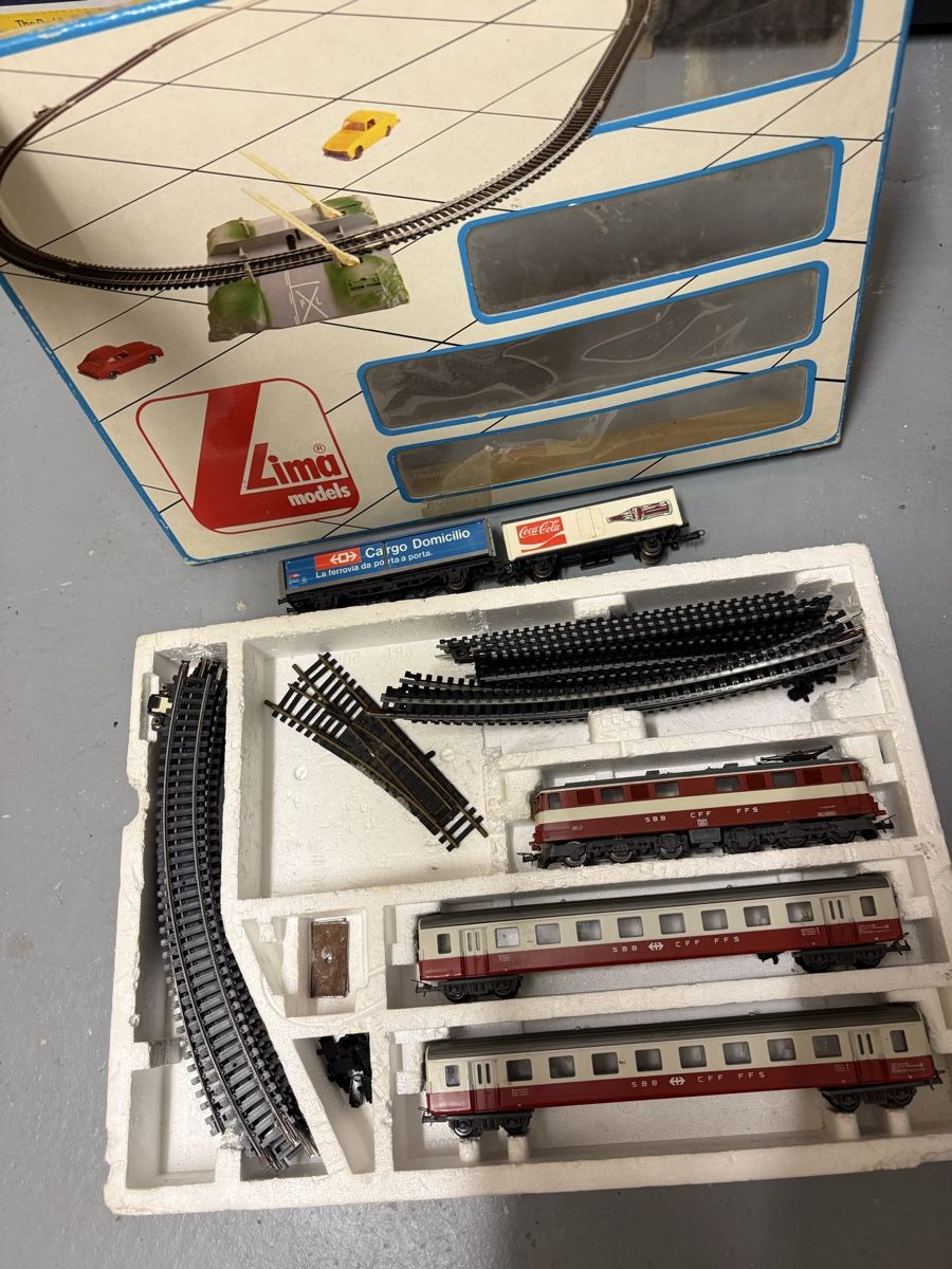 Lima Modellini di ferrovie: Lima Models Modelleisenbahn Set mit SBB Loks und Wagen – Usato da Brüttisellen venduto da stanos 5