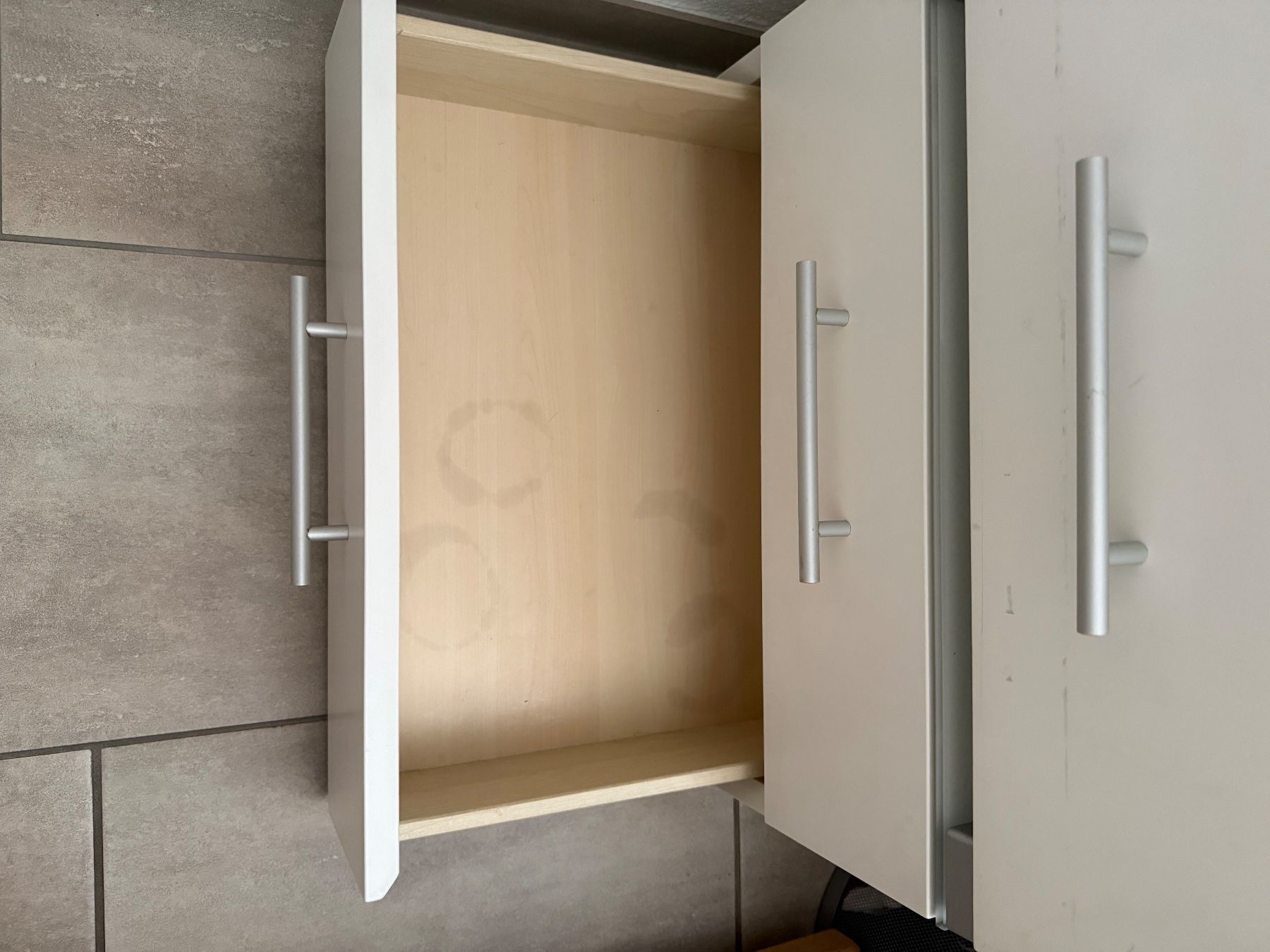 Pfister Tables de nuit: 2 weisse Nachttischlein mit Schubladen – D'occasion à Altendorf par _luca7.11 1