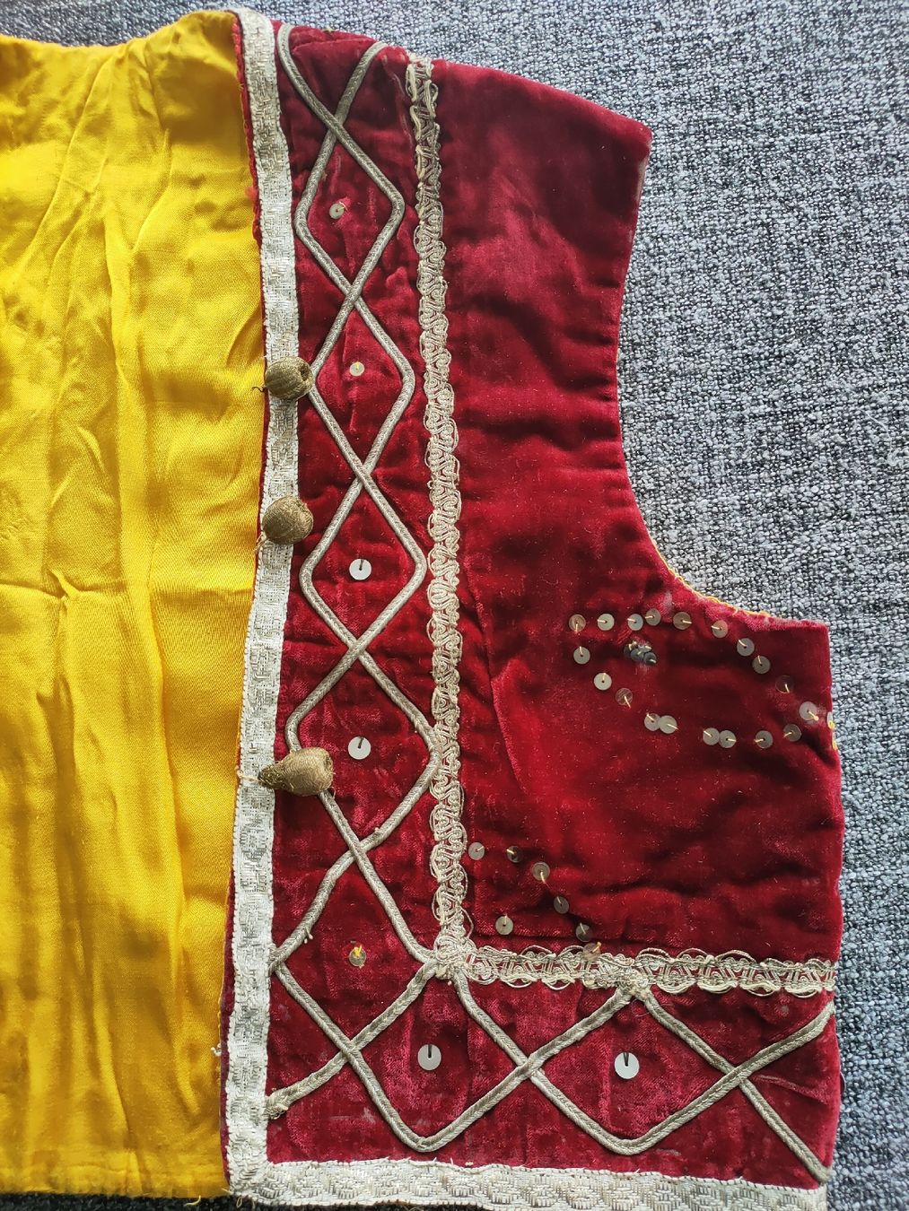 Costumi: Vintage Samtweste, Grösse M, rot/gold - – Usato da Gipf-Oberfrick venduto da minini 1