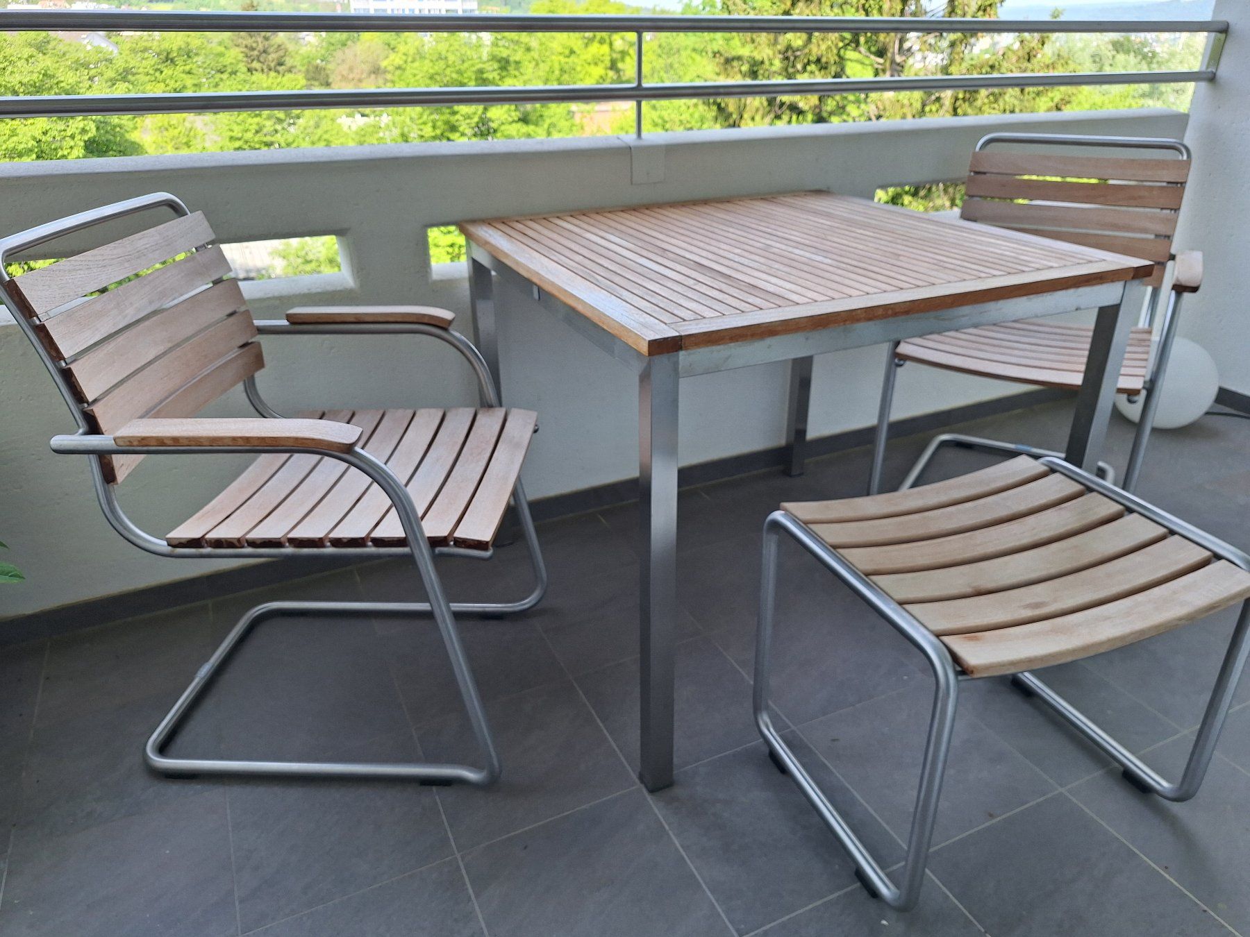 Set di tavolo e panche: Teak Gartenkombination mit Freischwinger Armlehenstühlen – Usato da Zürich venduto da Murmjoda