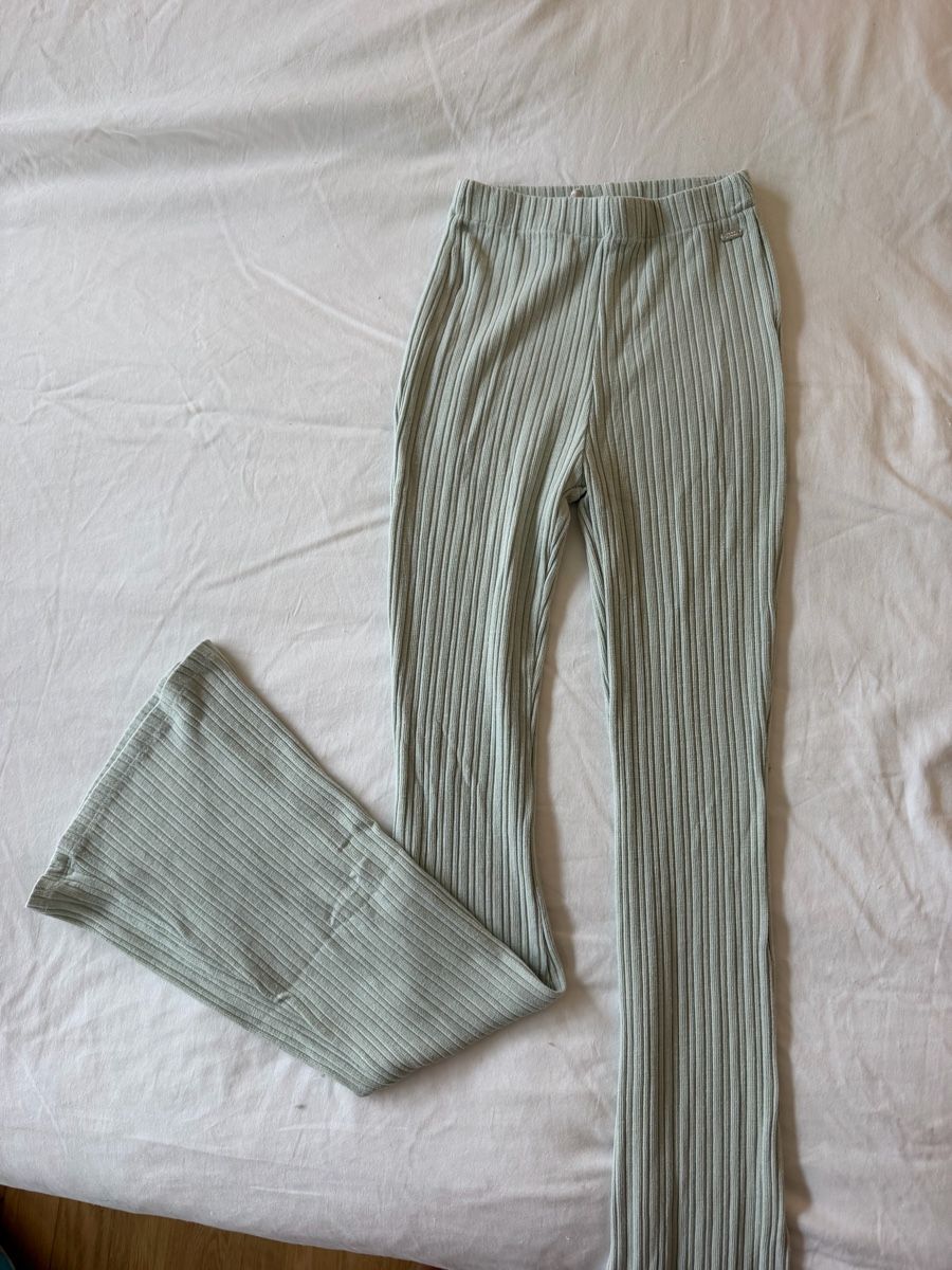 Bershka Pantaloni: Ribbed Flare Pants – Usato da Zürich venduto da lil_h279