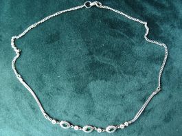 Vintage Collier mit grünen Schmucksteinen und Zirkonien
