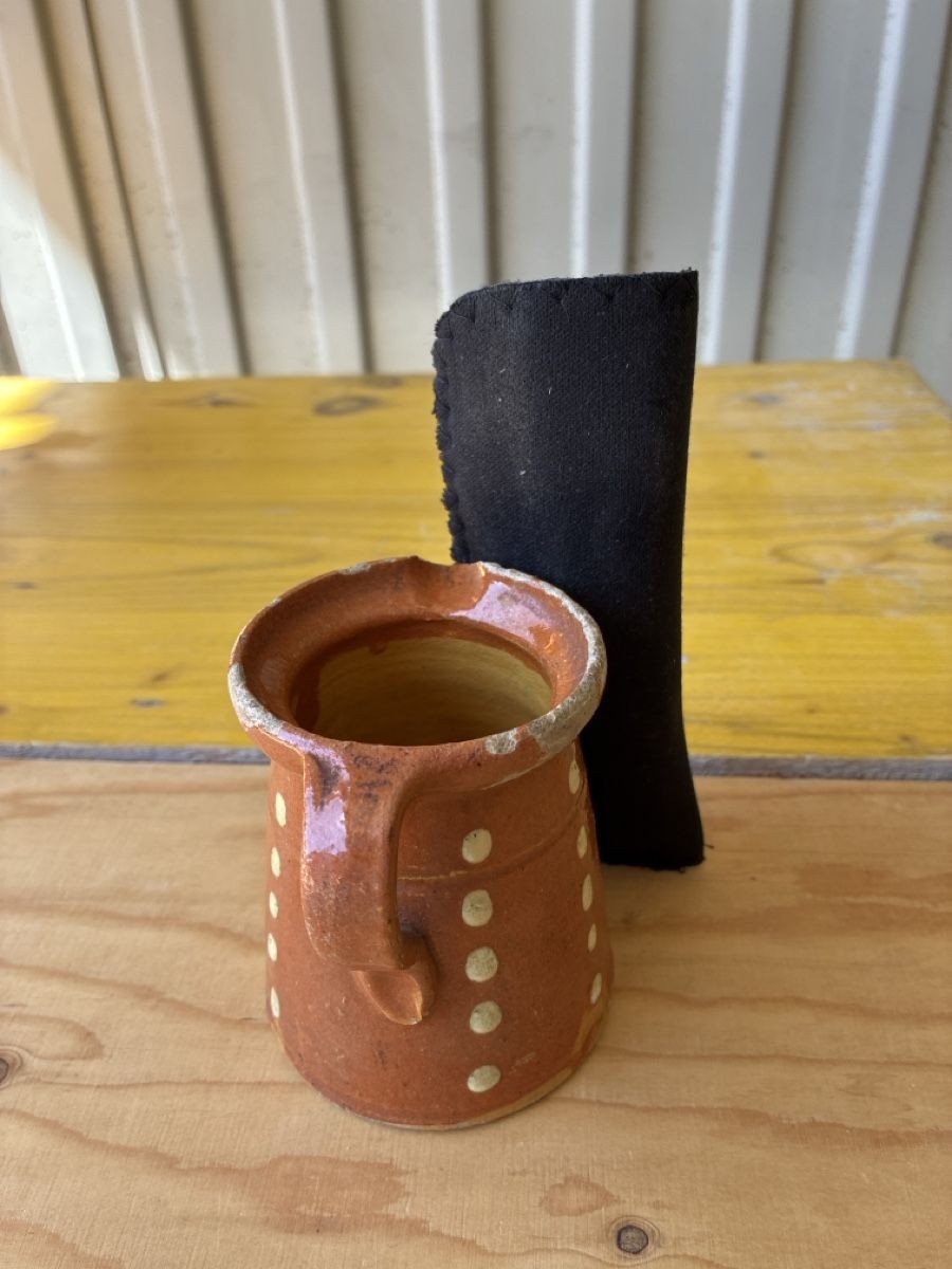 Carafes: Cruche en terre cuite décorée de points blanc – D'occasion à Lully FR par myr_pzt8 5