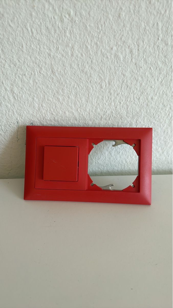 Feller Interruttori: Feller Rote Kombi Lichtschalter und Steckdose – Nuovo (secondo la descrizione) da Birsfelden venduto da mah_6yvz