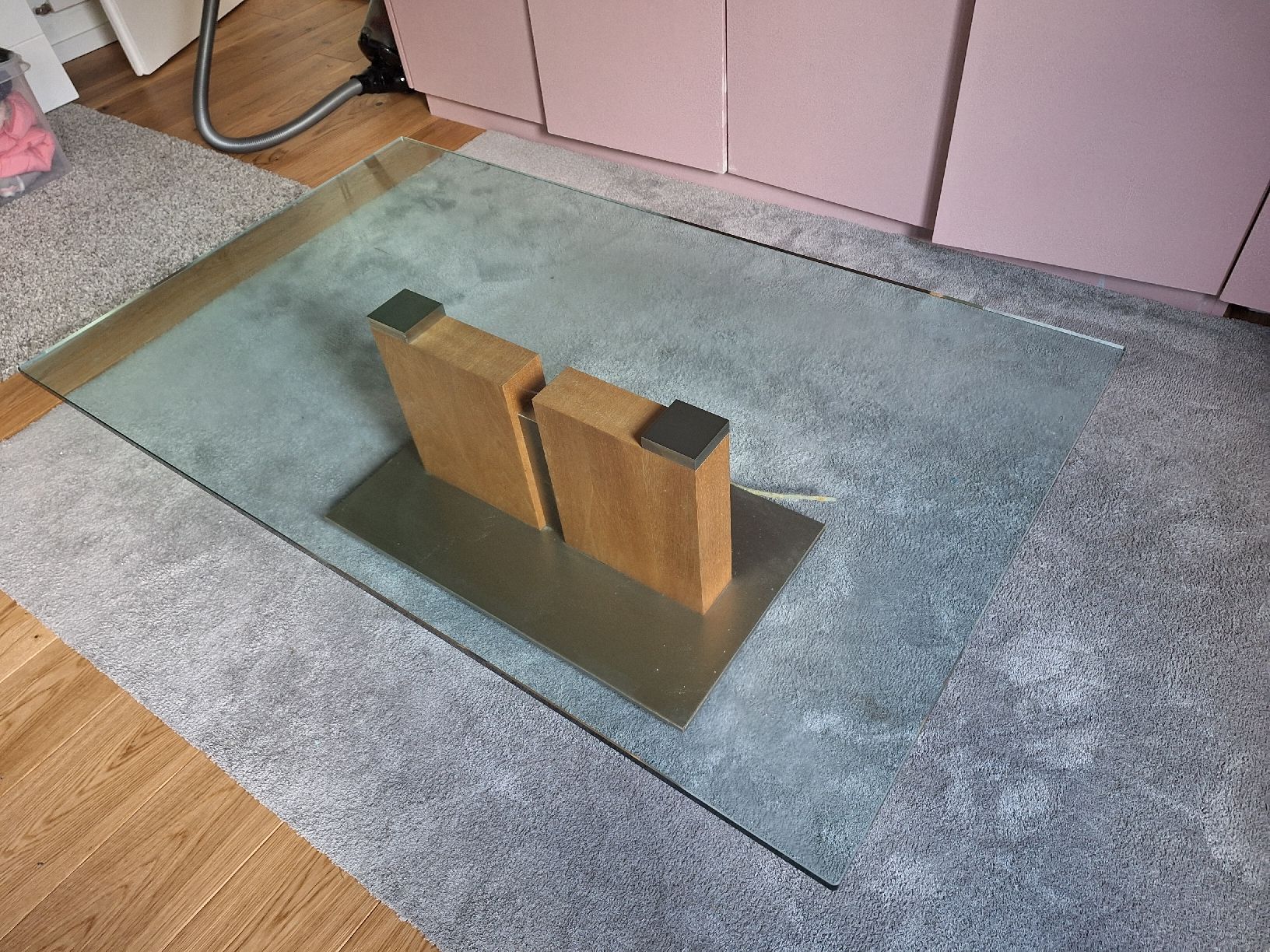 Tavoli: Moderner Glas-Couchtisch mit Holzfuss – Usato da Häuslenen venduto da dieunddas 1