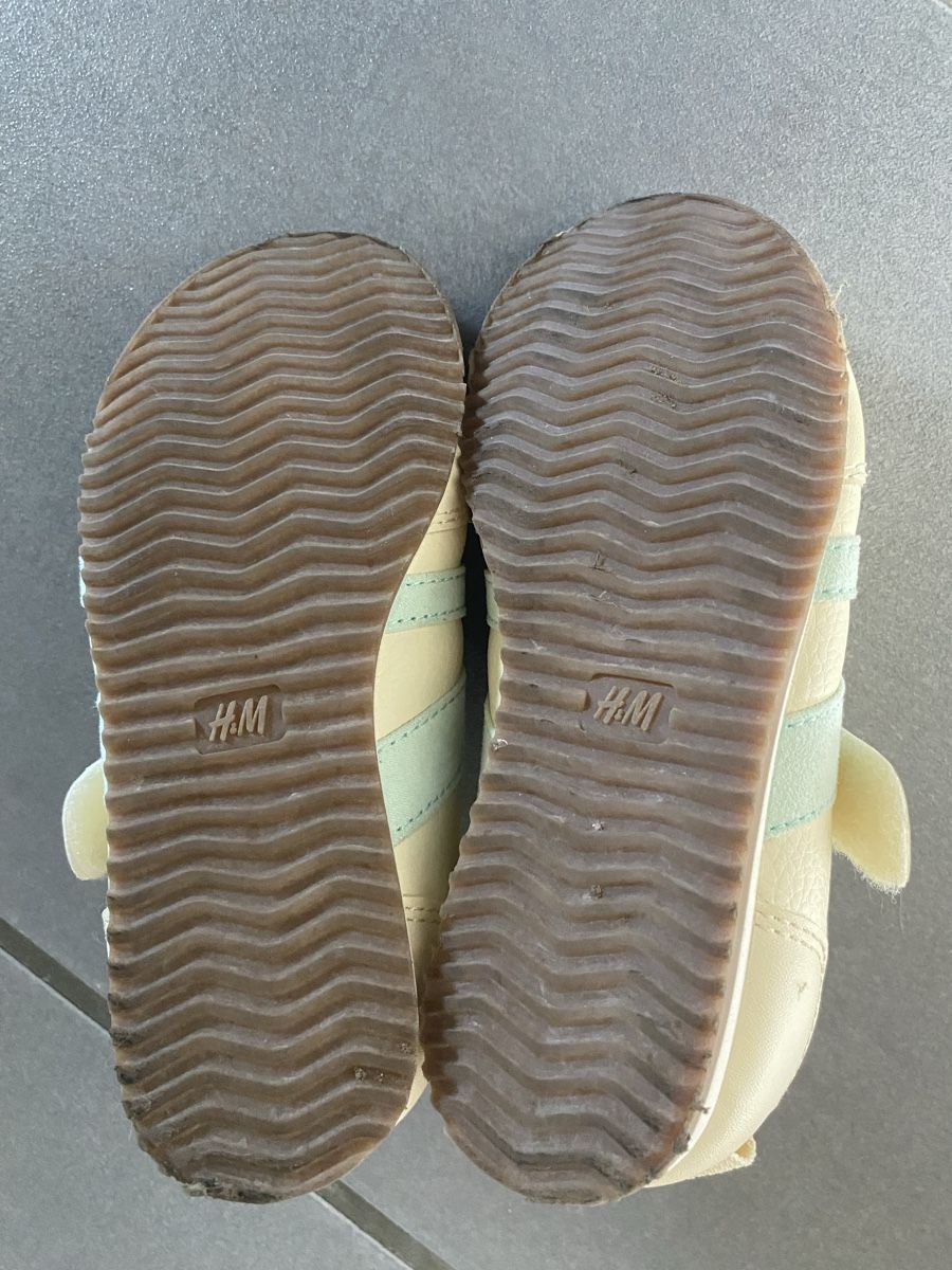H&M Chaussures garçon: Baskets T.26 – D'occasion à Versoix par av_q1290 2