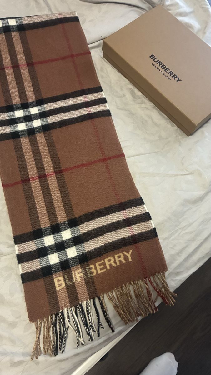 Burberry Foulard & Sciarpe: Burberry 2 farbigen Schal – Nuovo e nell'imballaggio originale da Widen venduto da didy82 2