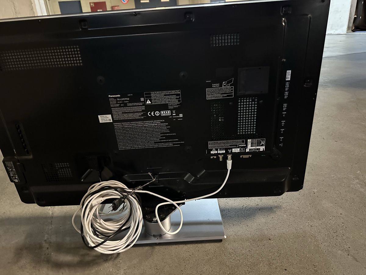 Panasonic Appareils TV: Panasonic LCD Fernseher plus Philips DVD Player – D'occasion à Buttikon SZ par TamaraS01 1
