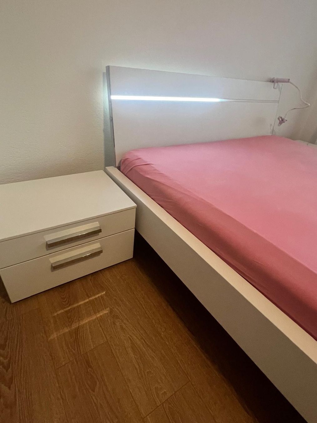 Betten: Bettgestell weiss mit Nachttischen 160x200 – Gebraucht aus Kirchberg BE von yile87 1