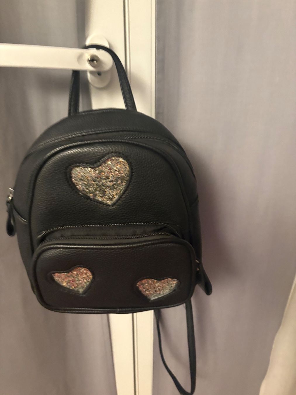 Zaini: 💖 Petit sac à dos noir à cœurs pailletés – Usato da Lausanne venduto da ine_6c2m