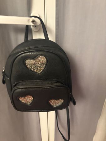 💖 Petit sac à dos noir à cœurs pailletés