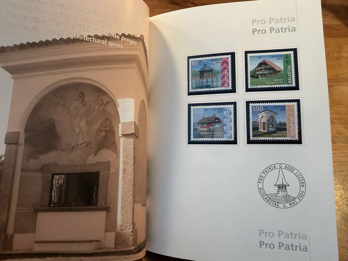 Tutti i francobolli: Jahrbuch 2004, komplett – Nuovo (secondo la descrizione) da Altdorf UR venduto da Sanna08 4