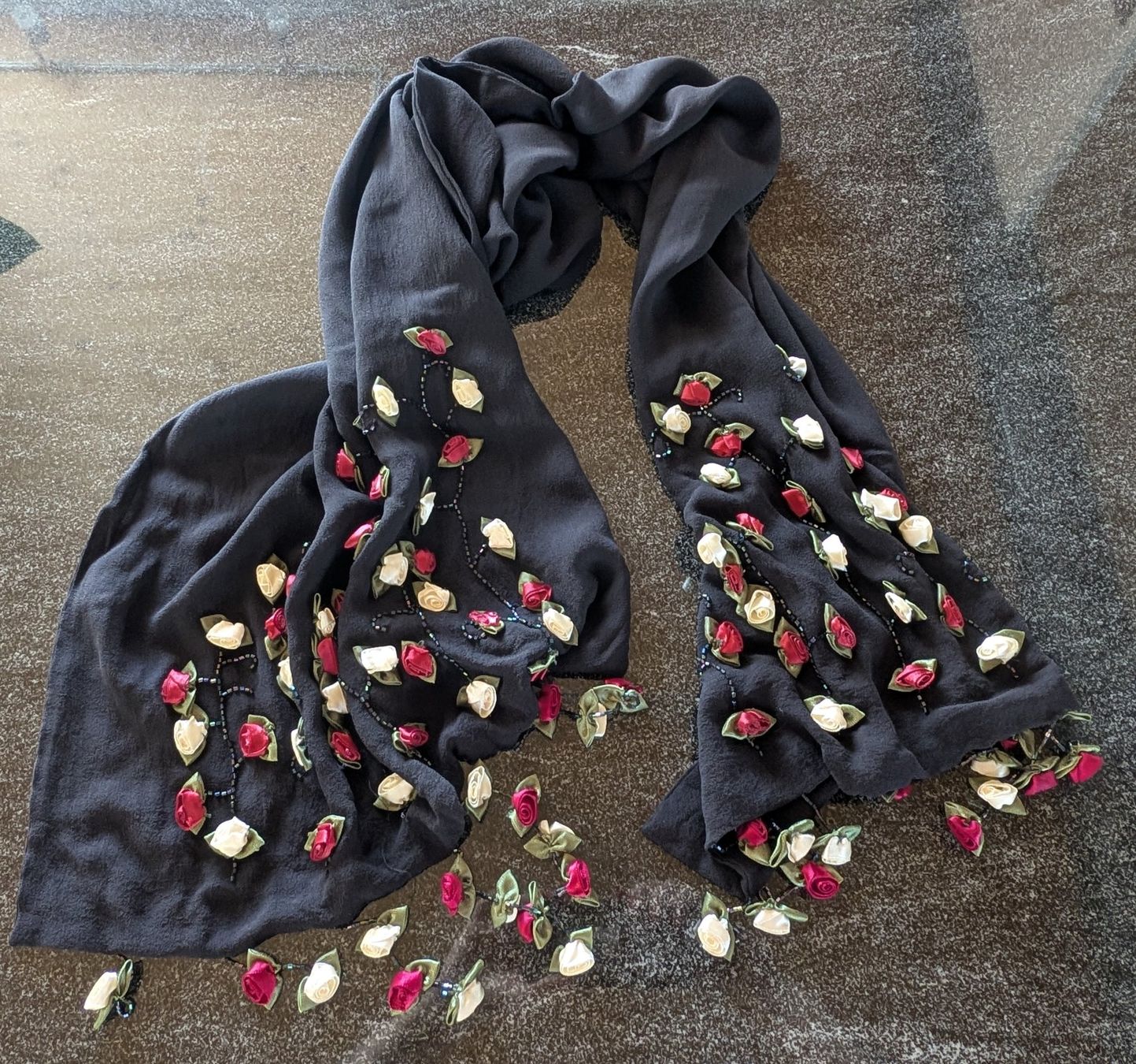 Foulards, Tücher & Schals: Eleganter schwarzer Seidenschal mit Rosen – Gebraucht aus Ettingen von Chrisdots 5