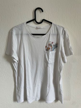 H&M - T-Shirt mit Stickerei und Brusttasche, M
