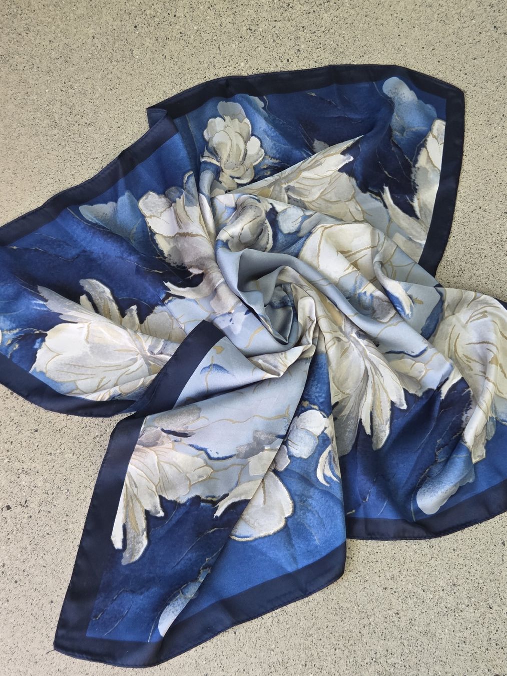 Foulard & Sciarpe: Seidenfoulard 66 x 66 cm – Nuovo e nell'imballaggio originale da Frauenfeld venduto da Schenken-mit-Herz