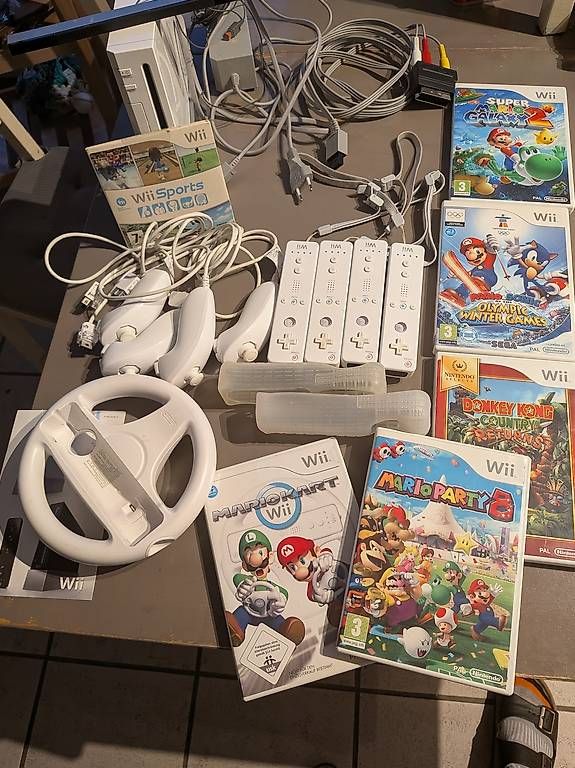 Console: Wii mit 4 Controller & 10 Spielen – Usato da Grenchen venduto da Hamstr 1