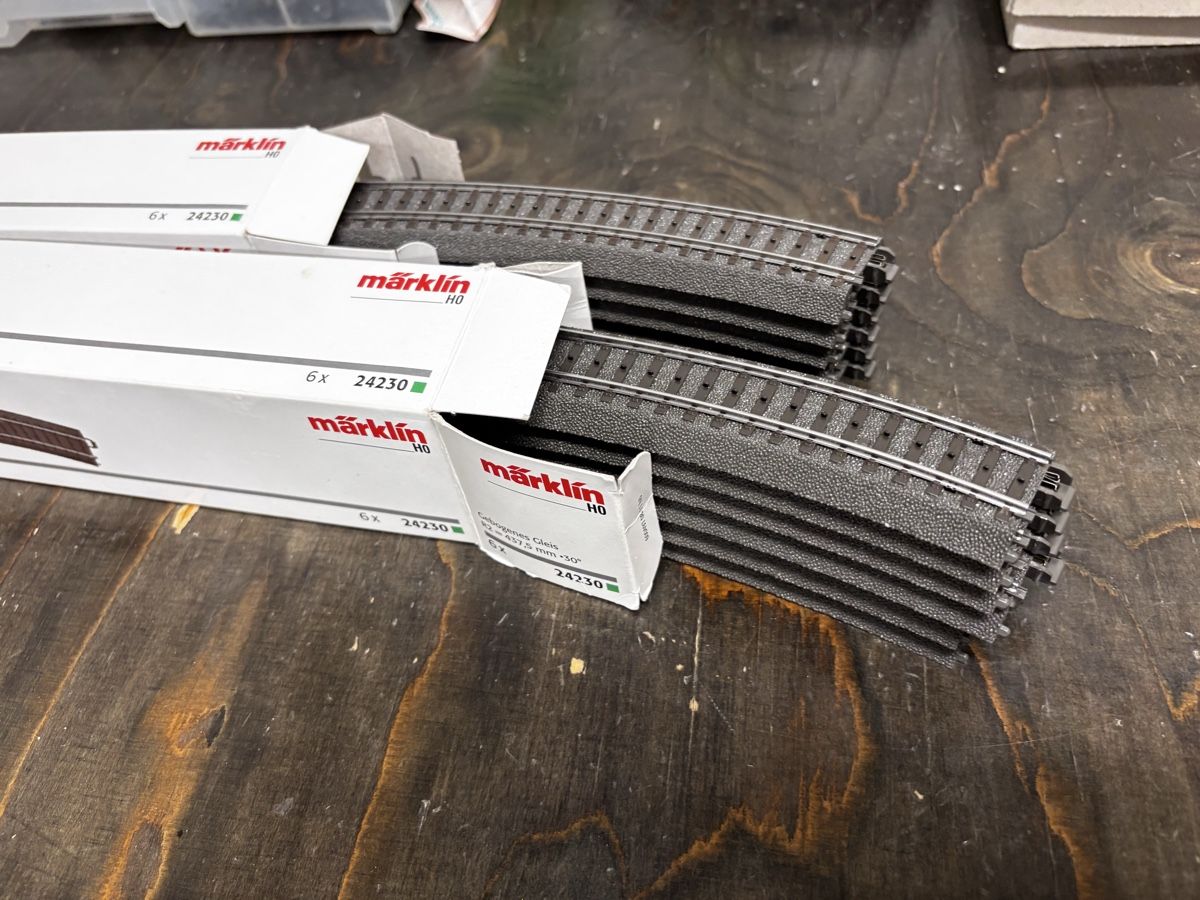 Märklin Modellini di ferrovie: Märklin C Gleis radius R2 12 Stk. – Nuovo (secondo la descrizione) da Seftigen venduto da Laersu02 1