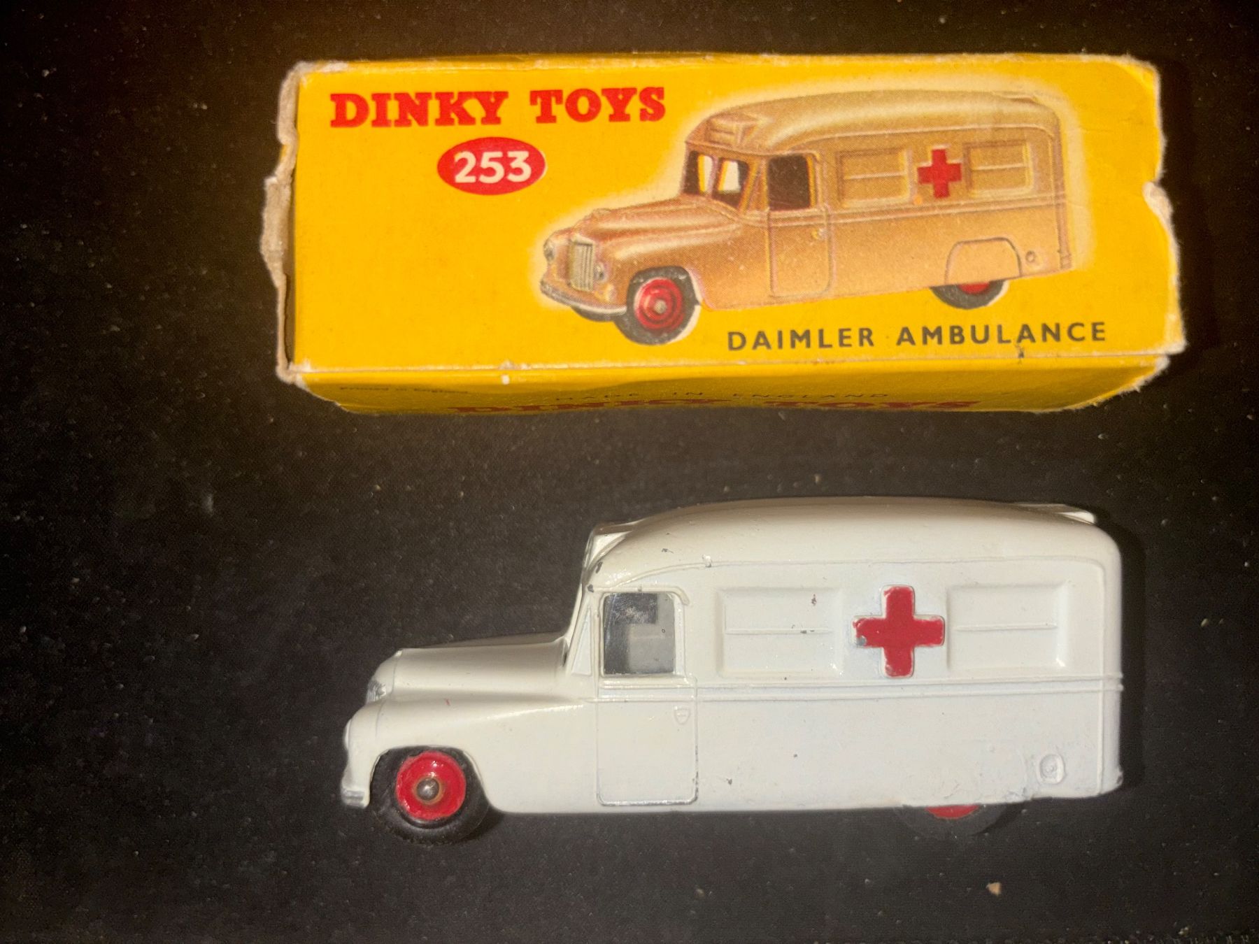 Dinky Toys Modellautos: Dinky Toys Daimler Ambulance Blanche Réf. 253 - – Gebraucht aus Genève von ele_bf9g
