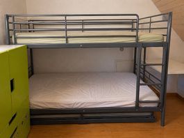 Ensemble lit superposé 3 places SVÄRTA+lit gigogne+matelas