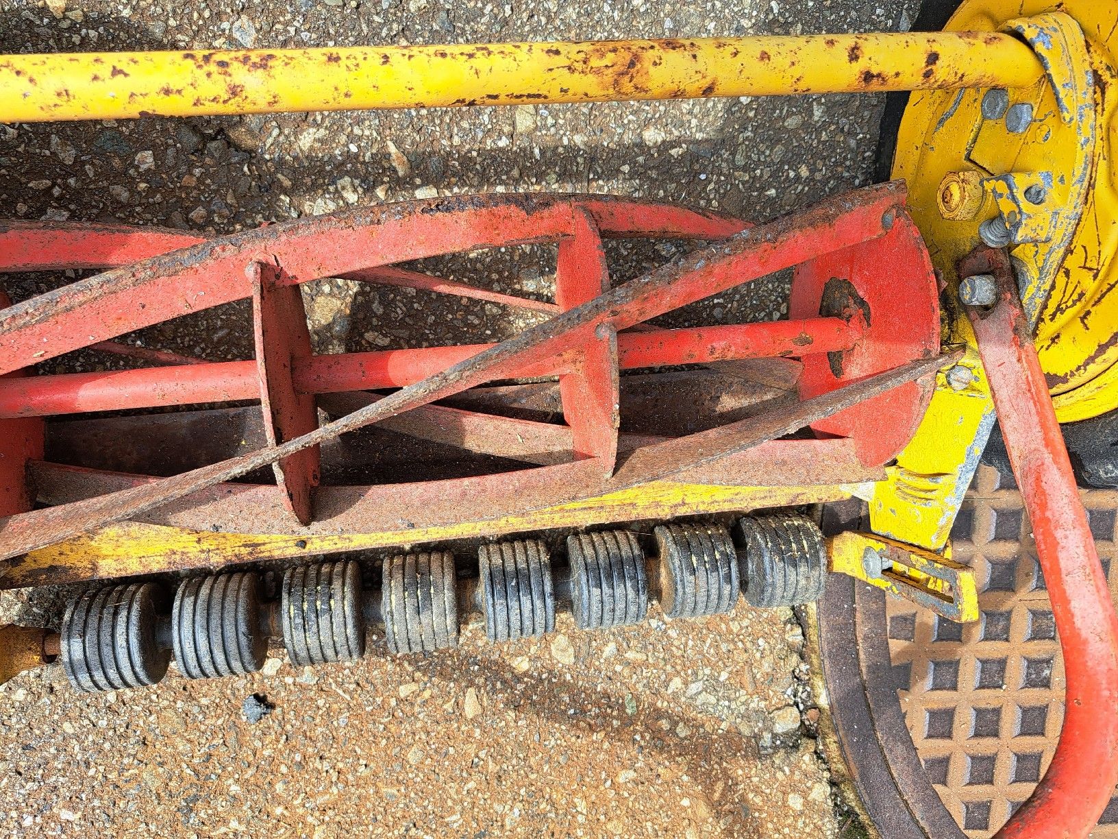 Rasenmäher: Rasenmäher Oldtimer Suffolk, England. Deko oder Arbeit? – Gebraucht aus Grossdietwil von hufi10 4
