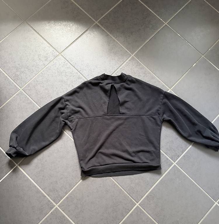 Pullover & Sweatshirts: SCHWARZER PULLOVER MIT RUECKENAUSSCHNITT – Gebraucht aus Affeltrangen von janaleiin 3