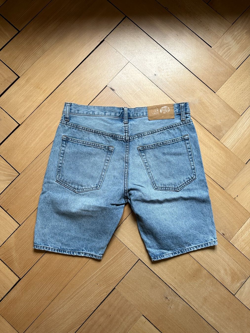 Jeans: CHEAP MONDAY - Jeansshorts hellblau W30 – Usato da Zürich venduto da Diazaio 1