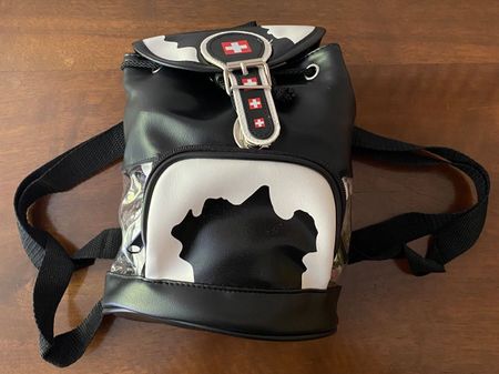 Rucksack in den Farben Schwarz / Weiss / Rot Kuhmuster