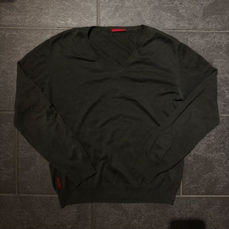 Prada Linea Rossa V-Neck Pullover Olivgrün – Feinstrick