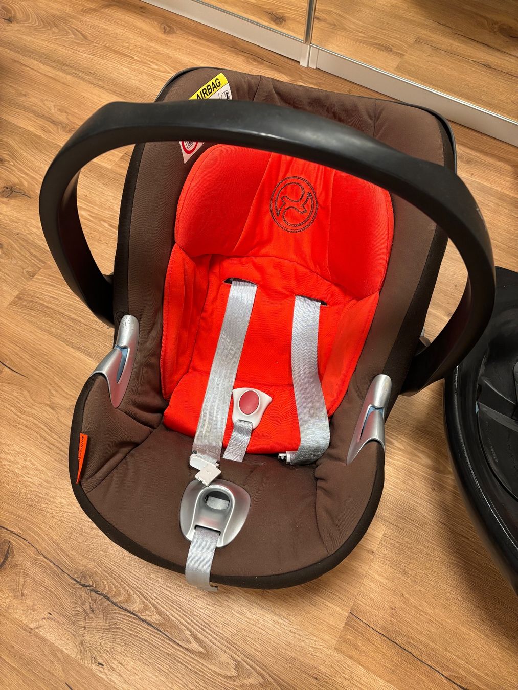 Cybex Sièges auto: Cybex Babyschale Aton Q mit Isofix Station – D'occasion à Zürich par Flake