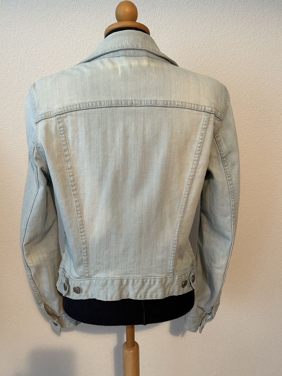 H&M Giacche: Jeansjacke H&M hellblau, Grösse 36 – Usato da Küssnacht am Rigi venduto da bar_w9yj 2