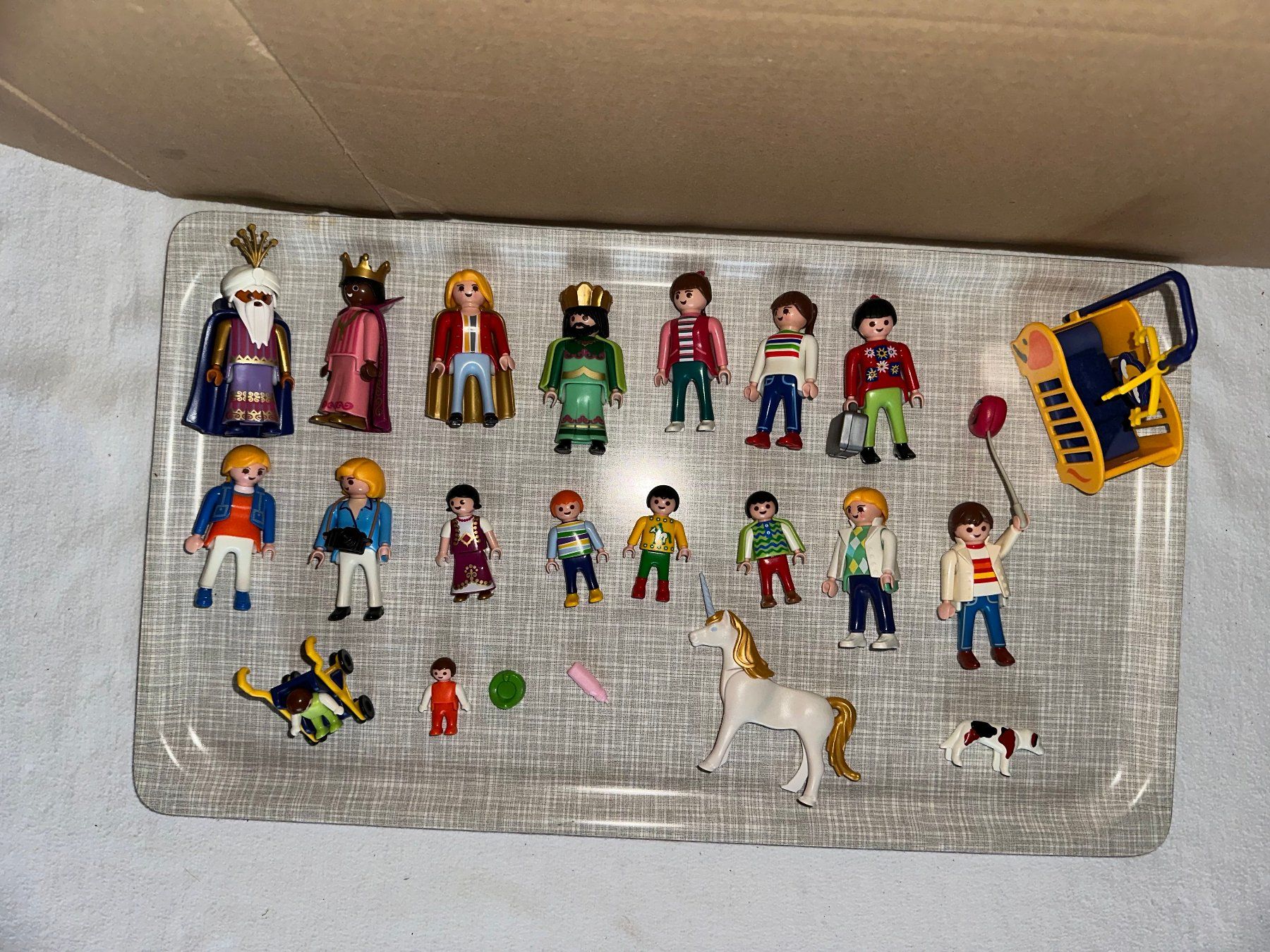 Playmobil Giocattoli: 17 figurines Playmobil – Usato da Ste-Croix venduto da BuffetSC